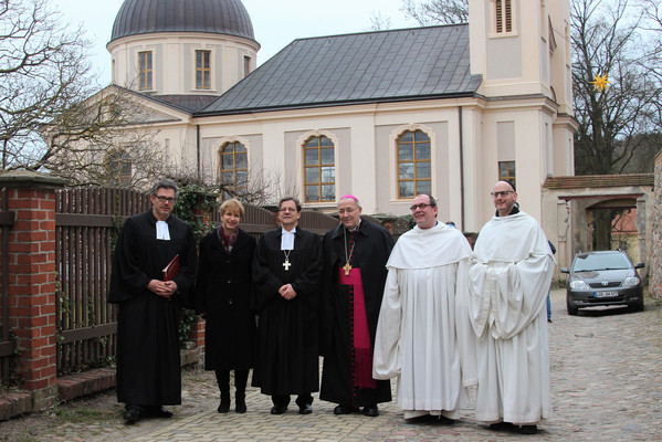 v.l.n.r.: Pfr. M. Groß, Ministerin Dr. M. Münch, Bischof Dr. M. Dröge, Bischof W. Ipolt, Prior Simeon, Pater Kilian